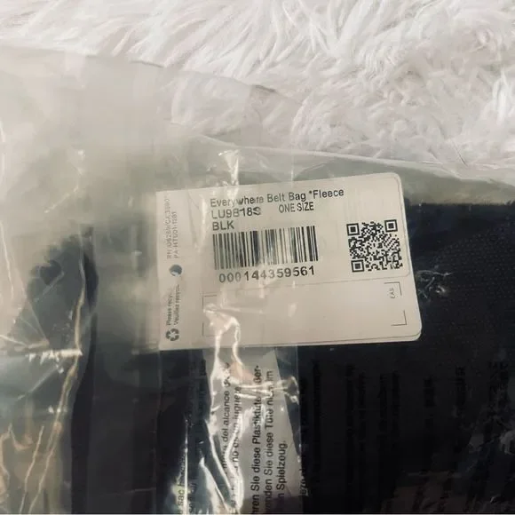 NEW Lululemon Everywhere Belt Bag Black Fleece 1L - Picture 10 of 16